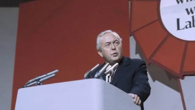 Harold Wilson parti konferansında konuşuyor