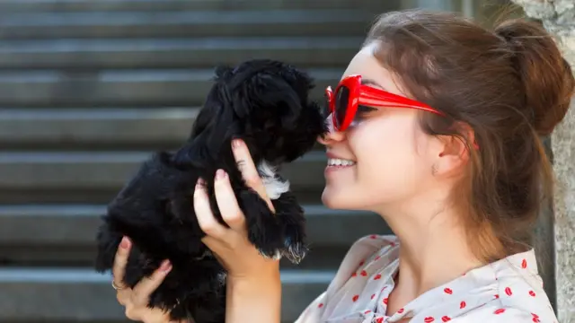 Mulher com cãozinho