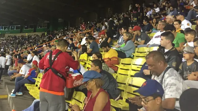 Espectadores en el estadio de béisbol