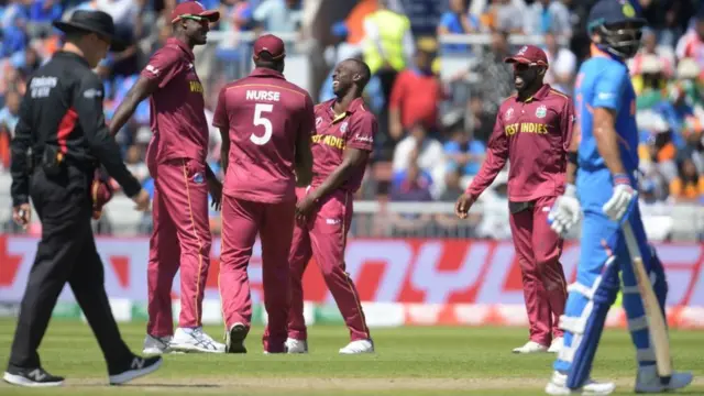 కేదార్ జాదవ్ ఔట్..