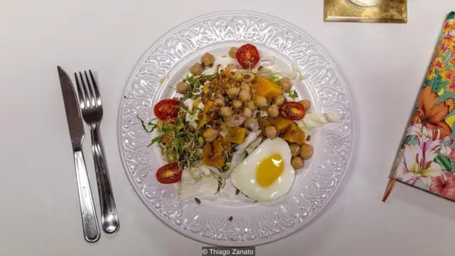 نهاری که در محل کار آماده می‌کنید - نهاری مملو از سبزیجات: کدوحلوایی،نخود، سالاد مخلوط، مغز تخمه آفتابگردان، گوجه‌فرنگی و تخم‌مرغ که در مایکرو ویو پخته شده است