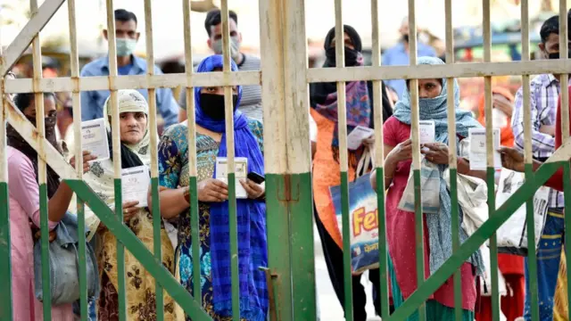 સસ્તા અનાજની દુકાને રાહ જોઈ રહેલા લોકો