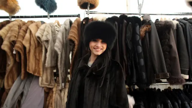 Vizon kürkü giymiş bir kadın