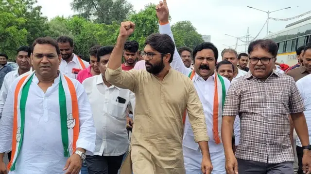 જિજ્ઞેશ મેવાણી કૉંગ્રેસની સાથે છે અને સતત ભાજપ પર આક્રમક રહ્યા છે