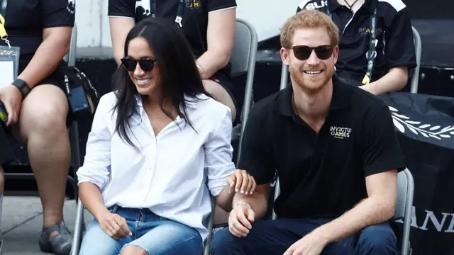 เจ้าชายแฮร์รี ทรงจูงมือแฟนสาวออกที่สาธารณะครั้งแรก