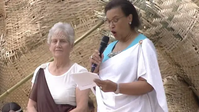 Dame Louise Martin (ibumoso), umuyobozi wa Commonwealth Games Federation, hamwe na Patricia Scotland (iburyo), umunyamabanga mukuru w'umuryango wa Commonwealth, bise umwana w'ingagi 'Uruti'