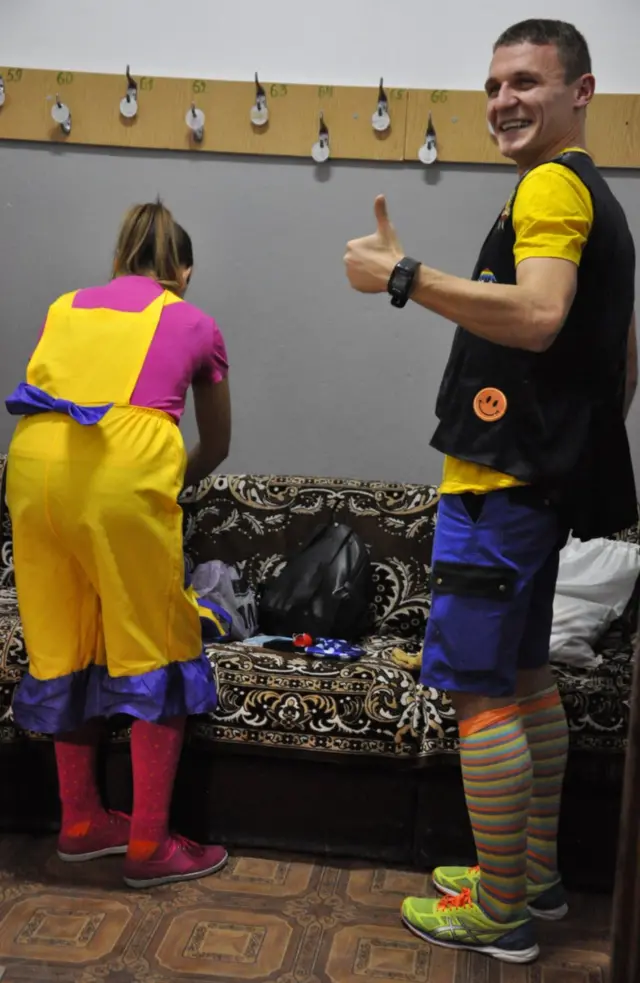 Клоуни перевдягаються в яскравий одяг