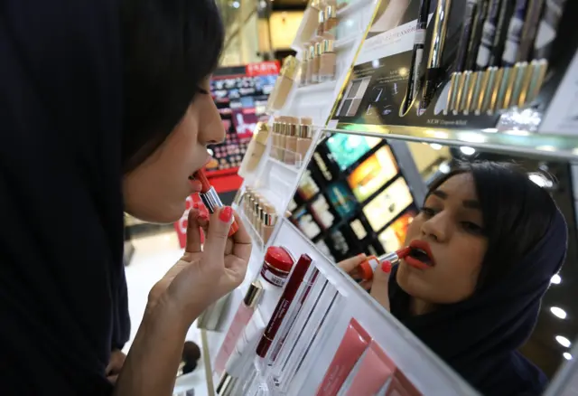 رییس انجمن واردکنندگان لوازم آرایشی و بهداشتی از حذف تخصیص دلار ۴۲۰۰ تومانی برای واردات لوازم آرایشی و بهداشتی خبر داده است