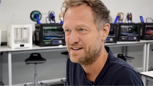 페어폰의 공동 설립자 바스 반 아벨은 스마트폰 산업을 보다 지속 가능하게 만들겠다는 미션을 갖고 있다