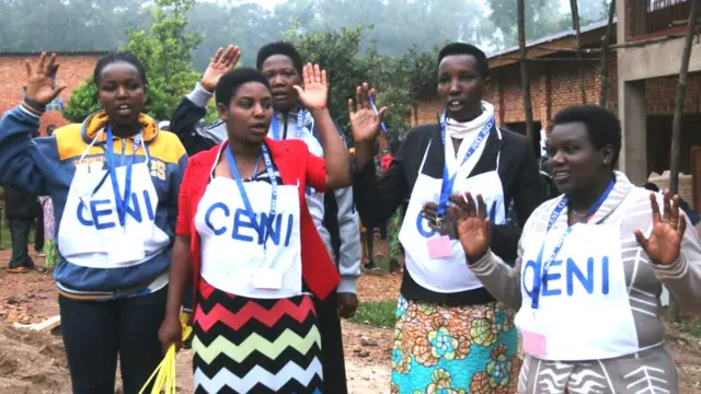 Abakozi b'umugwi ujejwe amatora CENI, bari mu bahagarariye igikorwa co gutora mu ntara ya Ngozi