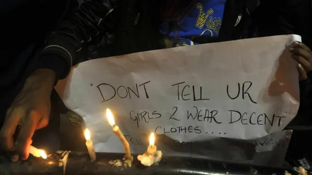 "لا تقل للفتيات إن عليهن ارتداء ثياب محتشمة بل قل للصبية أن يتصرفوا بتهذيب" عبارة مكتوبة على لافتة