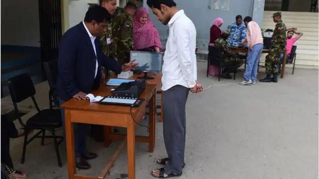 ভোটকেন্দ্রে ভোটারদের উপস্থিতি ছিল হাতে গোনা।