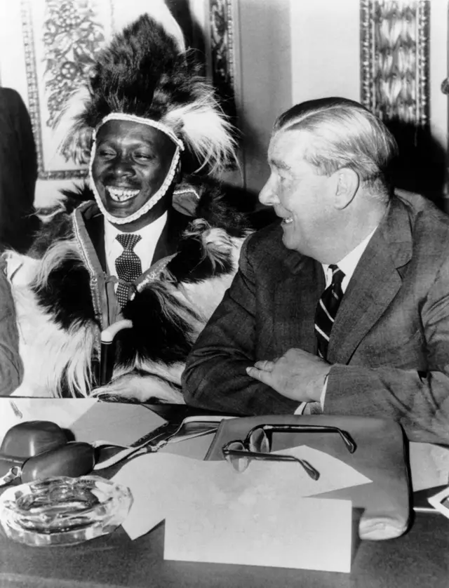 Daniel arap Moi et le représentant du Conseil législatif kenyan Michael Blundell à l'ouverture de la deuxième conférence de Lancaster House à Londres