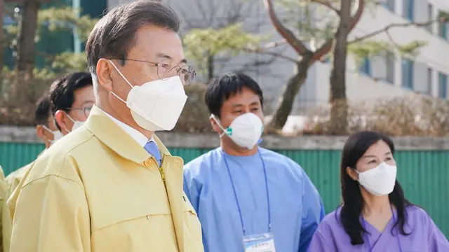 12일 충남 천안에 설치된 코로나19 '충남대구1 생활치료센터'를 방문한 문재인 대통령