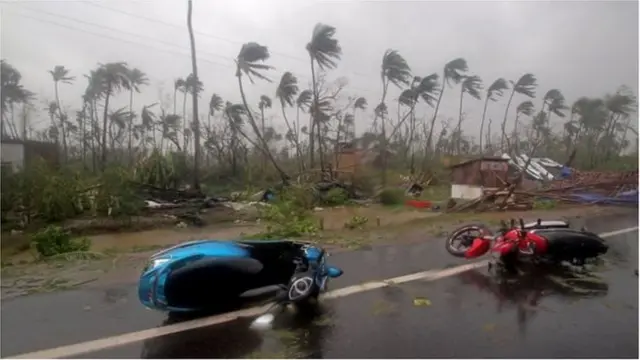 সাইক্লোন ফণী উড়িষ্যায় আঘাত হানার পর পশ্চিমবঙ্গ এবং তামিলনাড়ুর দিকে অগ্রসর হতে শুরু করে