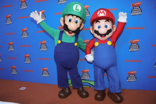 Los personajes de Super Mario con su hermano Luigi.