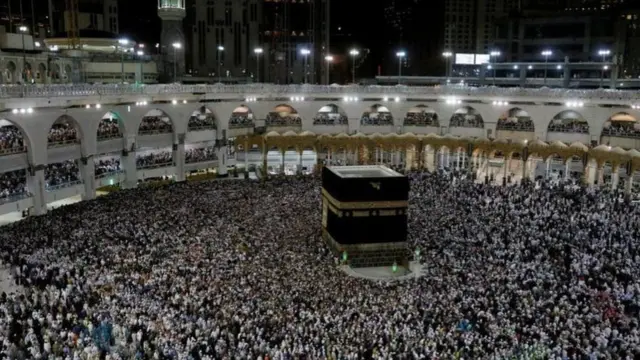 علقت السلطات السعودية إجراءات رحلات العمرة للحد من انتشار فيروس كورونا