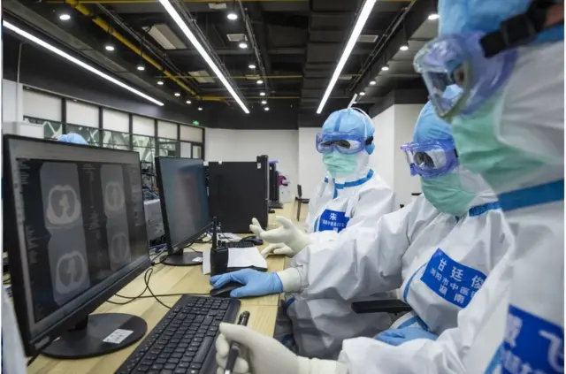 进驻武汉江夏方舱医院的湖南医护人员查看新冠肺炎患者的CT影像结果,确认其是否可以出院。