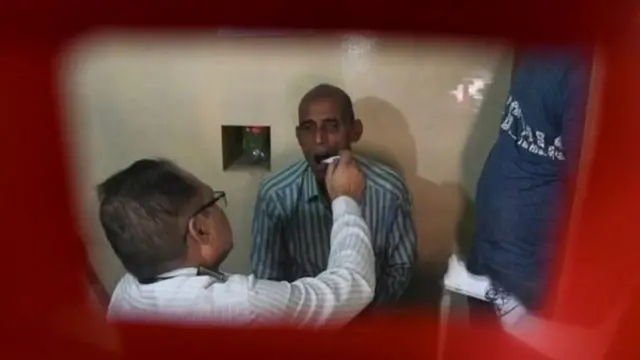 పరీక్షిస్తున్న డాక్టర్