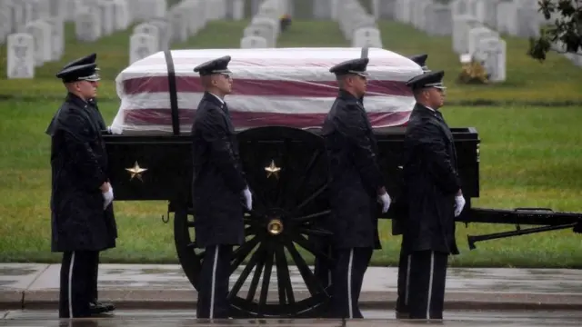 আফগানিস্তানে নিহত মার্কিন সেনার কফিন। আফগান যুদ্ধ আমেরিকানদের কাছে জনপ্রিয়তার হারানোর পেছনে একটি কারণ এটি।