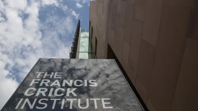 Fachada del Instituto con el cartel Francis Crick