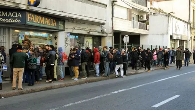 Fila frente a una farmacia en Montevideo para comprar marihuana legal.