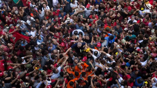 Lula em meio à multidão em SBC