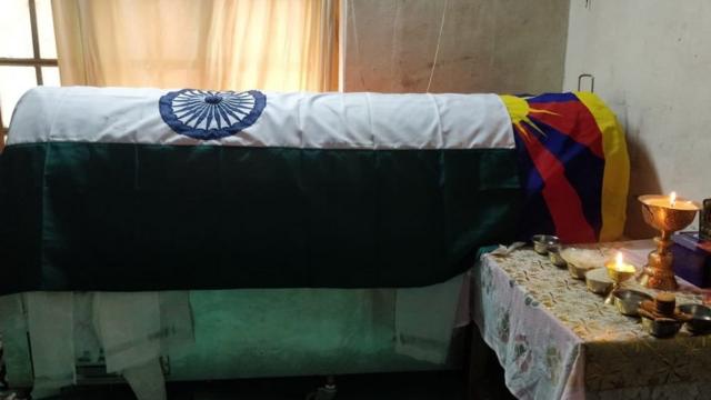 丹增尼玛的棺椁上覆盖了三色的印度国旗和西藏传统的“雪山狮子旗”。