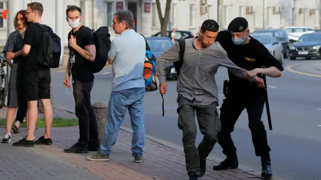 Белорусский омоновец хватает протестующего 23 июня