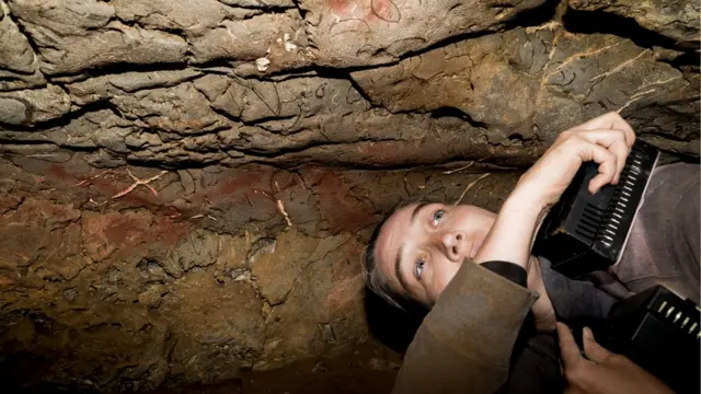 Genevieve von Petzinger medindo traçosbetpix nacionaluma caverna