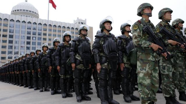 2014年，駐疆武警部隊在烏魯木齊人民廣場舉行反恐維穩誓師大會