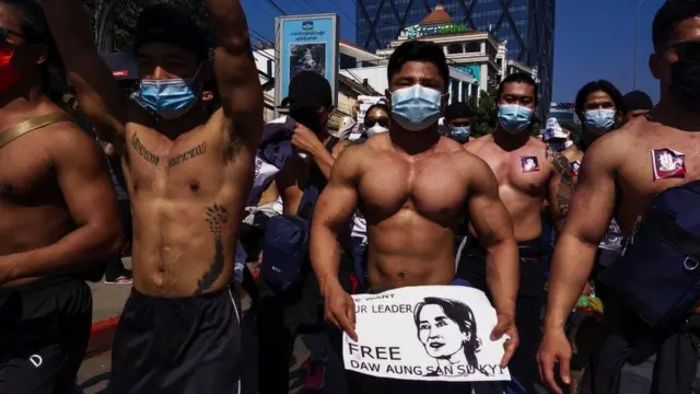 प्रदर्शन गर्न नपाइने आदेशको अवज्ञा गर्दै म्यान्मारमा हजारौँ मानिसले सैन्य कूविरुद्ध प्रदर्शन गर्दै आएका छन्