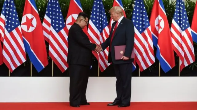 Haracyari urujijo ku byo ba Perezida Kim Jong-un (ibumoso) wa Koreya ya Ruguru na Donald Trump w'Amerika bemeranyijwe nyirizina ubwo bahuriraga muri Singapuru uyu mwaka
