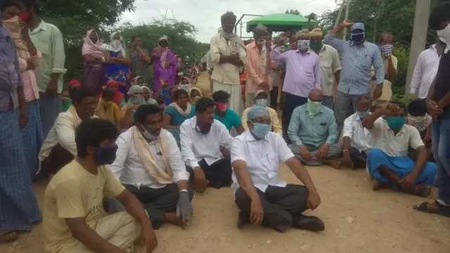 ధర్నా చేస్తున్న ప్రజలు