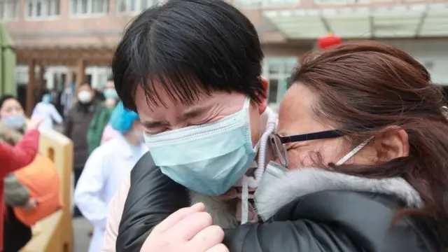 માસ્ક પહેરેલા લોકો