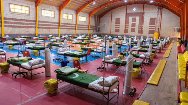 تبدیل یک سالن ورزشی به مرکزی برای مراقبت از افراد مبتلا به کوید ۱۹ در تهران