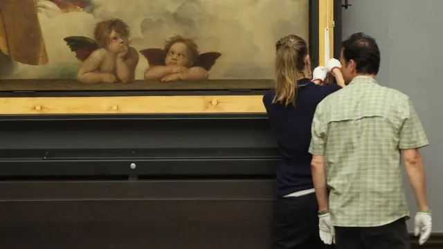 El cuadro La Madonna Sixtina del artista renacentista Rafael lleva a dos ángeles en su margen inferior.