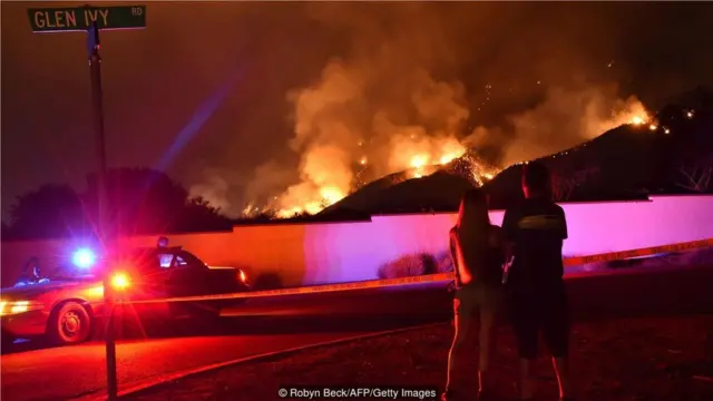 2018年8月，美国加州发生的大火被称为"圣火"，图为现场的围观者。