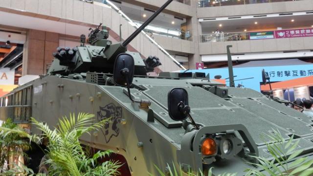 台湾计划以自造的"云豹轮型装甲车"作为陆军的主要战车，但是美国希望台湾购买美造的M1坦克车。