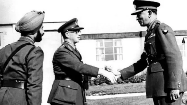 फ़ील्ड मार्शल करिय्यपा (दाहिने) ब्रिटिश जनरल से हाथ मिलाते हुए.