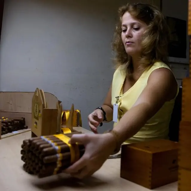 Una mujer con habanos.