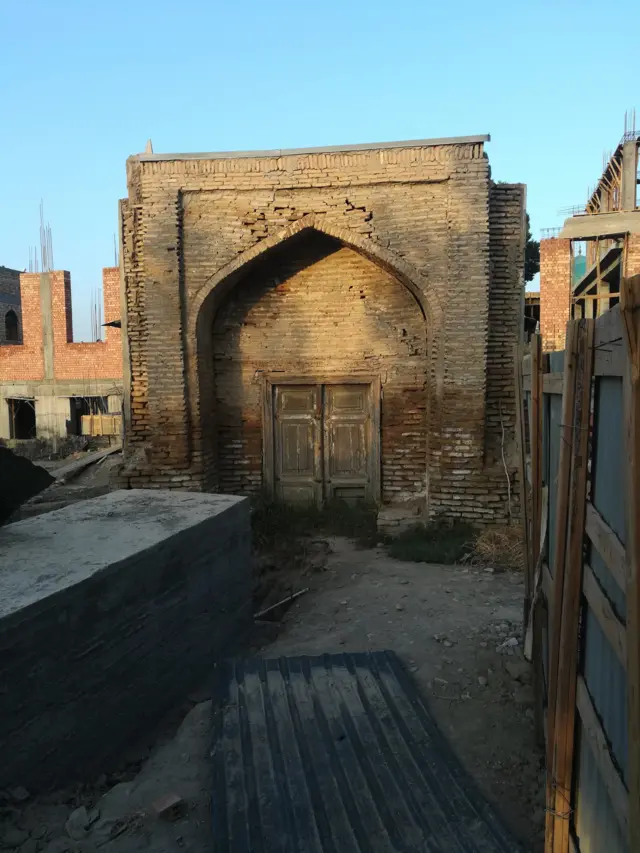 12 асрда қурилгани айтилган Абди-Дарун мақбараси ҳудудида қурилиш ишлари кетмоқда.