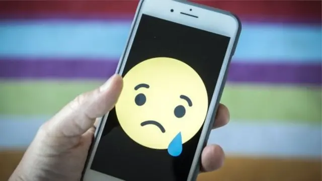 অনলাইনে কারও সঙ্গে সম্পর্কগড়ার ক্ষেত্রের সতর্ক থাকার পরামর্শ দিয়েছেন বিশেষজ্ঞরা।