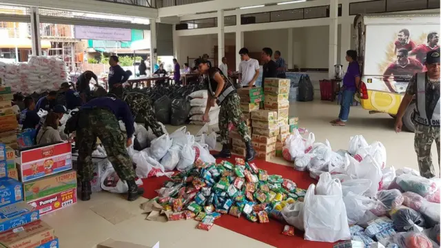 เจ้าหน้าที่กำลังรวบรวมสิ่งของบรรเทาทุกข์เพื่อนำส่งไปยังผู้ประสบภัยน้ำท่วมหลังจากเขื่อนแตกในลาว