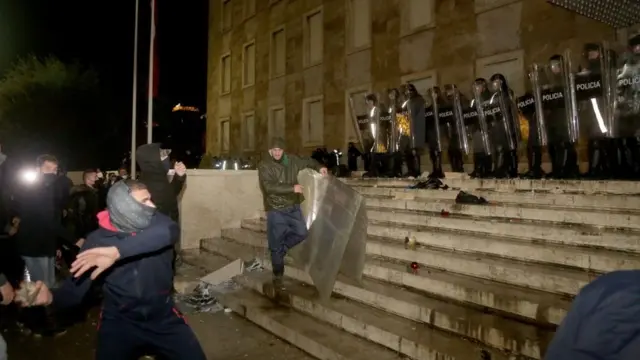 В Албанії застрелили порушника комендантської години. У столиці - протести, міністр йде у відставку