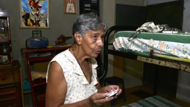 Norma segura uma caixacashback galera betremédios que toma para a pressão