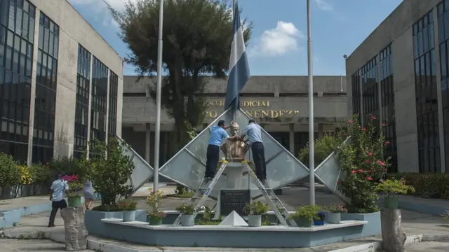 Fachada del centro judicial Isidro Menéndez.