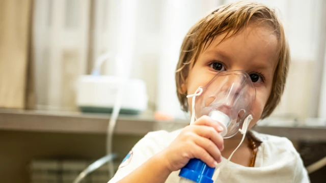 Niño con un nebulizador