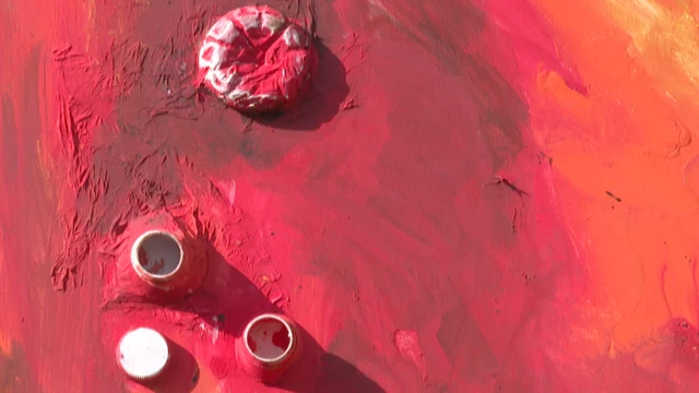 معرض للفن التشكيلي باستخدام تكنولوجيا الذكاء الصناعي للتوعية بمخاطر استخدام المواد البلاستيكية على البيئة