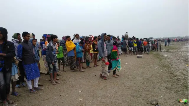 কুমির দেখতে আসা উৎসাহী জনতা।